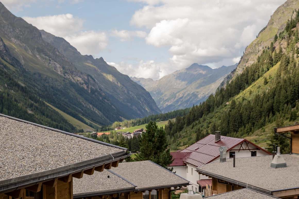 Hochzeitslocation: Aussicht von Resort ins Tal - PURE Resort Pitztal