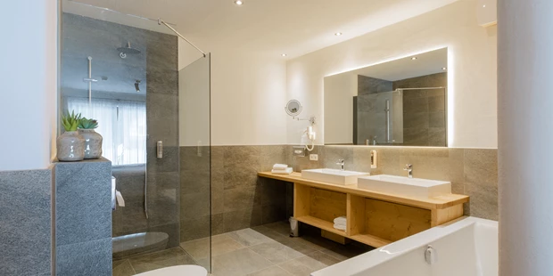 Destination-Wedding - Art der Location: Hotel / Chalet - Vorbild Badezimmer - PURE Resort Pitztal