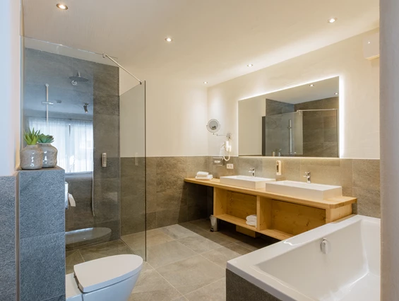 Hochzeitslocation: Vorbild Badezimmer - PURE Resort Pitztal