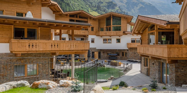 Destination-Wedding - Art der Location: Hotel / Chalet - Innenhof mit Teich - PURE Resort Pitztal
