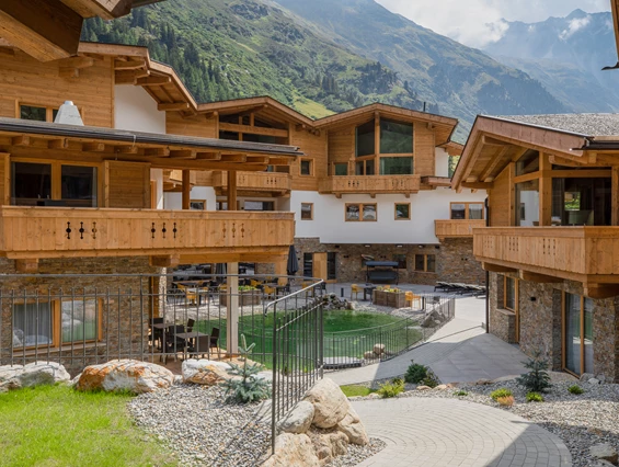 Hochzeitslocation: Innenhof mit Teich - PURE Resort Pitztal