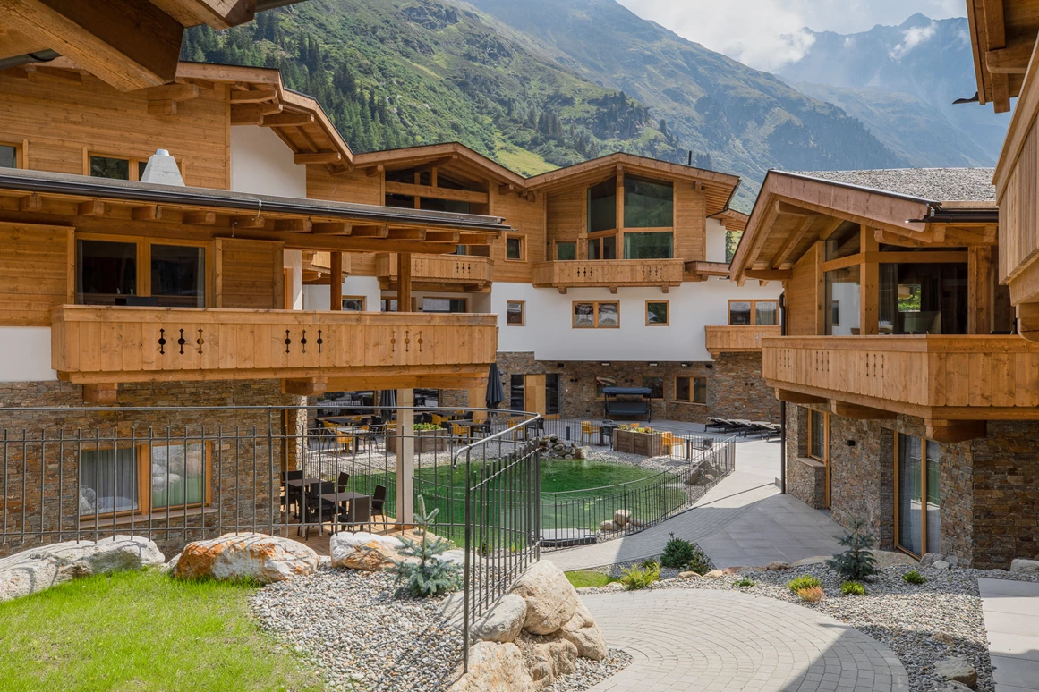 Hochzeitslocation: Innenhof mit Teich - PURE Resort Pitztal