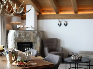 Hochzeitslocation: Einrichtung Chalet mit Holzkamin - PURE Resort Pitztal