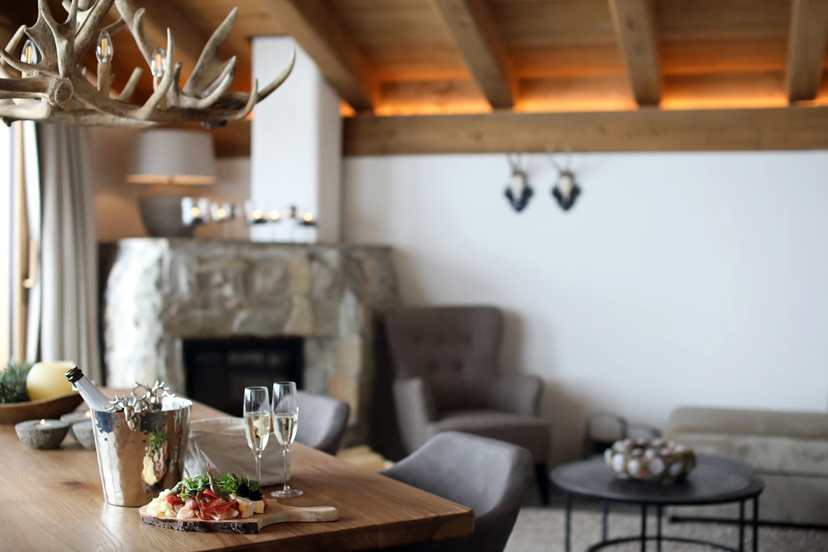 Hochzeitslocation: Einrichtung Chalet mit Holzkamin - PURE Resort Pitztal