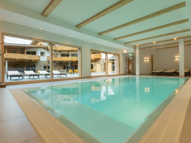 Hochzeitslocation: Wellnessbereich mit Innenpool, Fitnessraum und Saunabereich - PURE Resort Pitztal