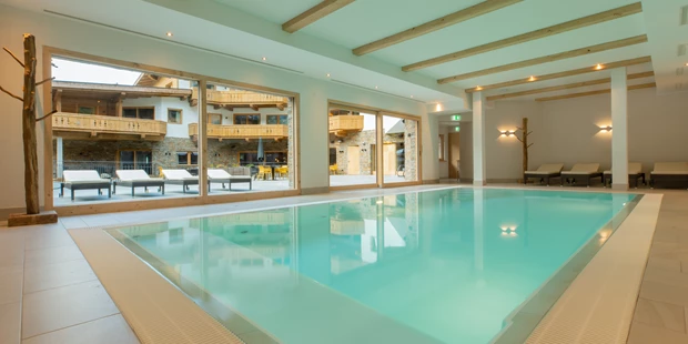 Destination-Wedding - Art der Location: Hotel / Chalet - Wellnessbereich mit Innenpool, Fitnessraum und Saunabereich - PURE Resort Pitztal