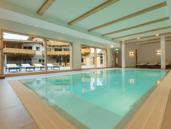 Hochzeitslocation: Wellnessbereich mit Innenpool, Fitnessraum und Saunabereich - PURE Resort Pitztal
