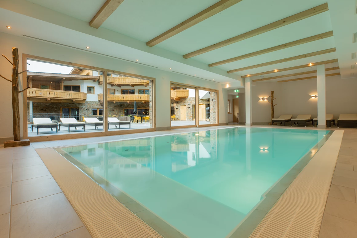 Hochzeitslocation: Wellnessbereich mit Innenpool, Fitnessraum und Saunabereich - PURE Resort Pitztal