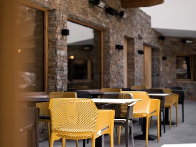 Hochzeitslocation: Terrasse Innenhof mit Teich - PURE Resort Pitztal