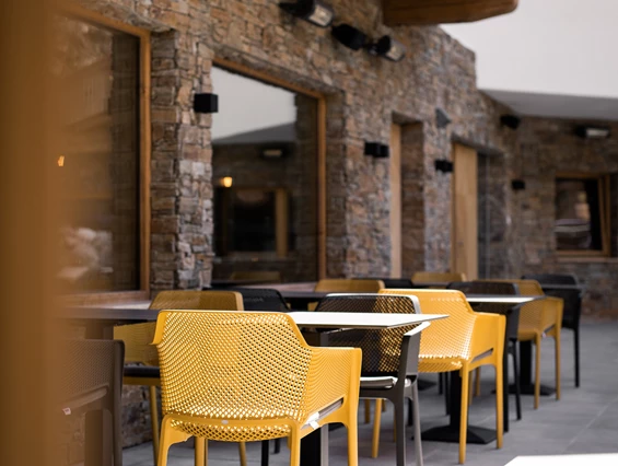 Hochzeitslocation: Terrasse Innenhof mit Teich - PURE Resort Pitztal
