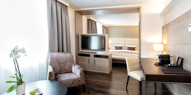 Destination-Wedding - Art der Location: Hotel / Chalet - Junior Suite - Schlafbereich - Wyndham Grand Salzburg Conference Centre