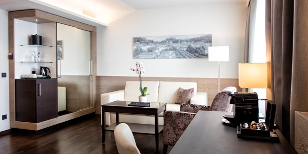 Destination-Wedding - Art der Location: Hotel / Chalet - Junior Suite - Wohnbereich - Wyndham Grand Salzburg Conference Centre