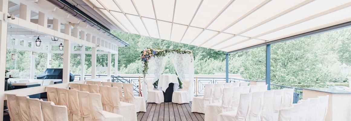 Hochzeitslocation: Für eine Trauung unter freiem Himmel bietet das Hotel & Restaurant DRESEL eine überdachte Terrasse mit Weitblick. - Hotel & Restaurant DRESEL