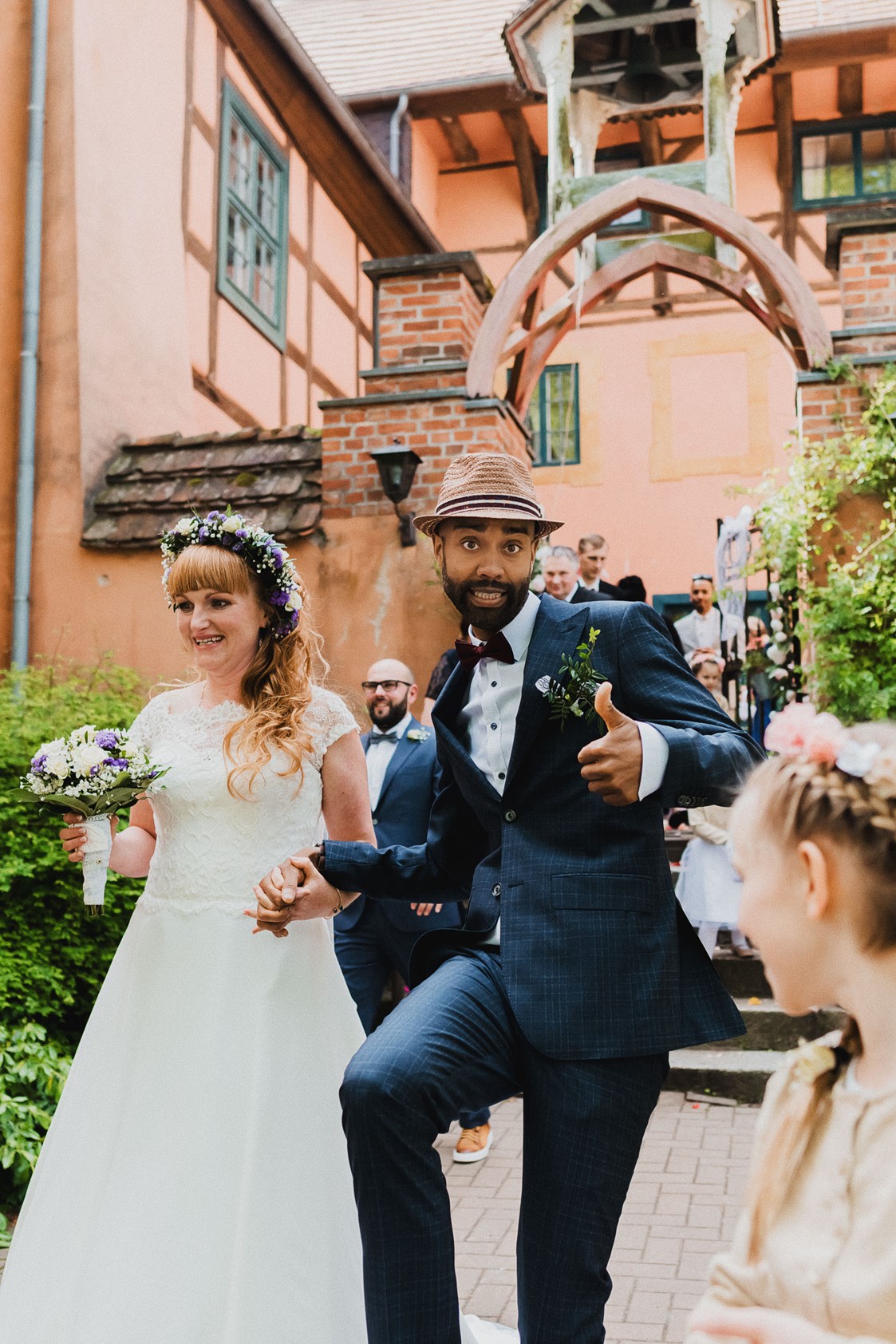 Hochzeitslocation: Brautpaar vorm Eingang - Wasserburg Turow