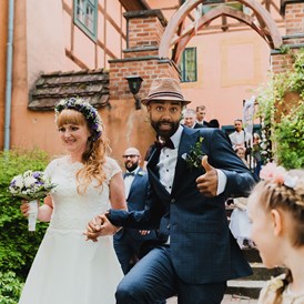 Hochzeitslocation: Brautpaar vorm Eingang - Wasserburg Turow
