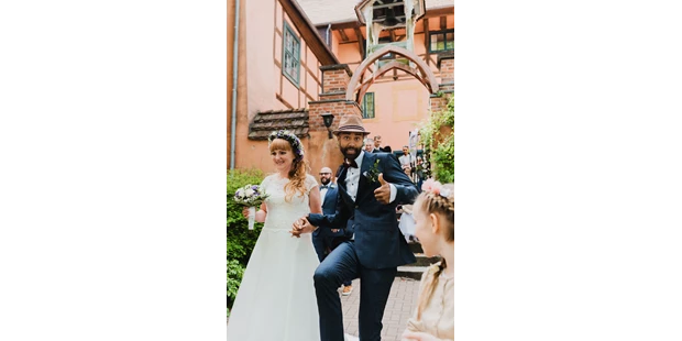 Destination-Wedding - Art der Location: Hotel / Chalet - Brautpaar vorm Eingang - Wasserburg Turow