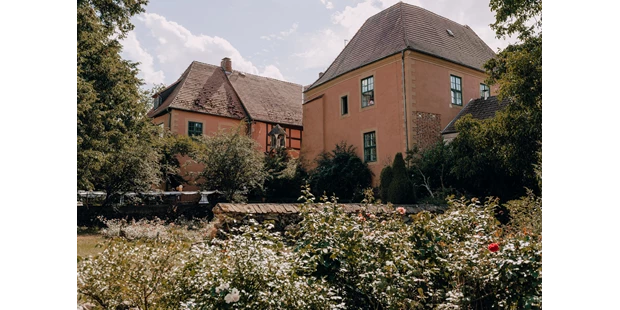Destination-Wedding - Art der Location: Hotel / Chalet - ein Blick auf die Wasserburg von der Obstwiese aus - Wasserburg Turow