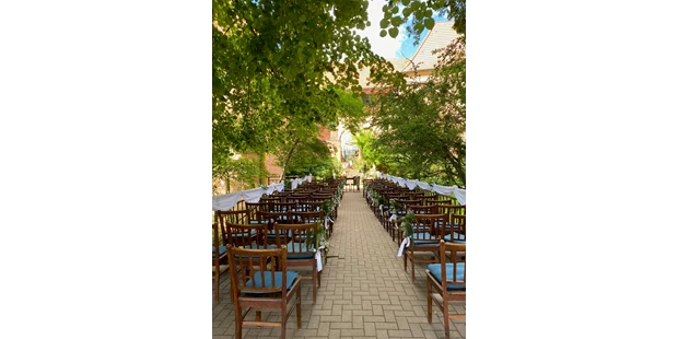 Destination-Wedding - Art der Location: Hotel / Chalet - Trauung auf der Brücke vor dem Burgtor - Wasserburg Turow