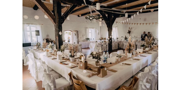 Destination-Wedding - Art der Location: Hotel / Chalet - gedeckte Tafel im Kornspeicher - Wasserburg Turow