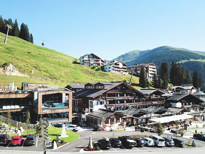 Destination-Wedding - Art der Location: Hotel / Chalet - Das Hotel MY ALPENWELT RESORT im Zillertal - Hotel-Außenansicht | Sommer - My Alpenwelt Resort****Superior