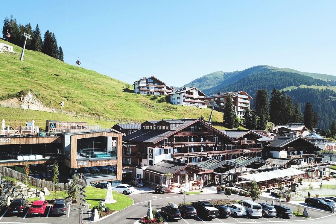 Hochzeitslocation: Das Hotel MY ALPENWELT RESORT im Zillertal - Hotel-Außenansicht | Sommer - My Alpenwelt Resort****Superior