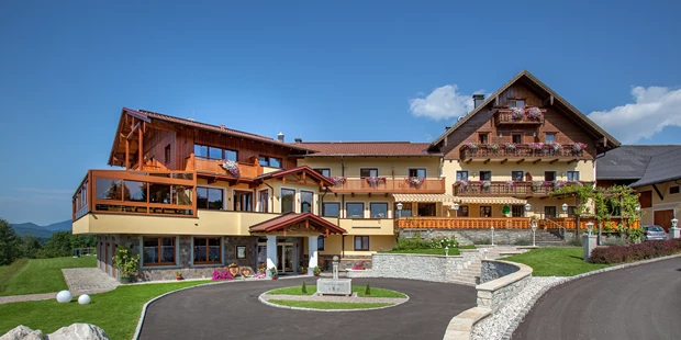 Destination-Wedding - Personenanzahl - Mondsee - Außenansicht Panoramahotel Leidingerhof  - Panorama Hotel Leidingerhof