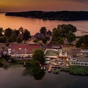 Hochzeitslocation - Außenansicht des Hotels mit Blick vom Küchensee. - Hotel Der Seehof  - Das Hotel im See