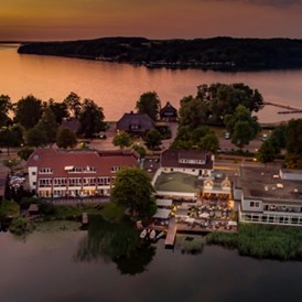 Hochzeitslocation: Außenansicht des Hotels mit Blick vom Küchensee. - Hotel Der Seehof  - Das Hotel im See