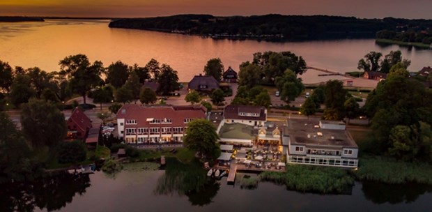Destination-Wedding - Ratzeburg - Außenansicht des Hotels mit Blick vom Küchensee. - Hotel Der Seehof  - Das Hotel im See