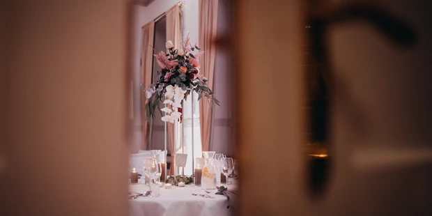 Destination-Wedding - Art der Location: Hotel / Chalet - Ein verträumter Blick in den Festsaal des Schloss Wulkow. - Schloss Wulkow