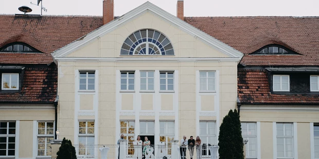 Destination-Wedding - Art der Location: Hotel / Chalet - Die Terrasse des Schloss Wulkow eignet sich ideal um ein wenig Frischluft während der Hochzeitsfeier zu schnappen. Genießen Sie den tollen Ausblick von der Terrasse in den Schlosspark. - Schloss Wulkow