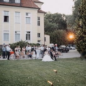 Hochzeitslocation: Die Hochzeitsgesellschaft schaut gespannt auf die Kunststücke der Artisten. - Schloss Wulkow