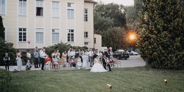 Destination-Wedding - Art der Location: Hotel / Chalet - Die Hochzeitsgesellschaft schaut gespannt auf die Kunststücke der Artisten. - Schloss Wulkow