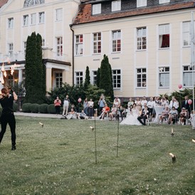 Hochzeitslocation: Atemberaubende Showeinlagen auf Schloss Wulkow in Brandenburg. - Schloss Wulkow