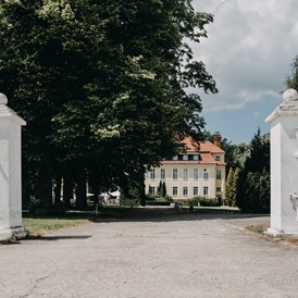 Hochzeitslocation: Die Schlossanlage Wulkow lädt zu einer Trauung ins Freie. - Schloss Wulkow