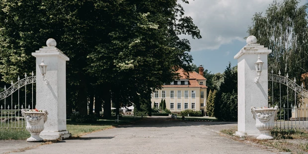 Destination-Wedding - Art der Location: Hotel / Chalet - Die Schlossanlage Wulkow lädt zu einer Trauung ins Freie. - Schloss Wulkow