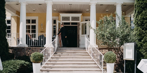 Destination-Wedding - Art der Location: Hotel / Chalet - Die Treppen zum Glück. - Schloss Wulkow