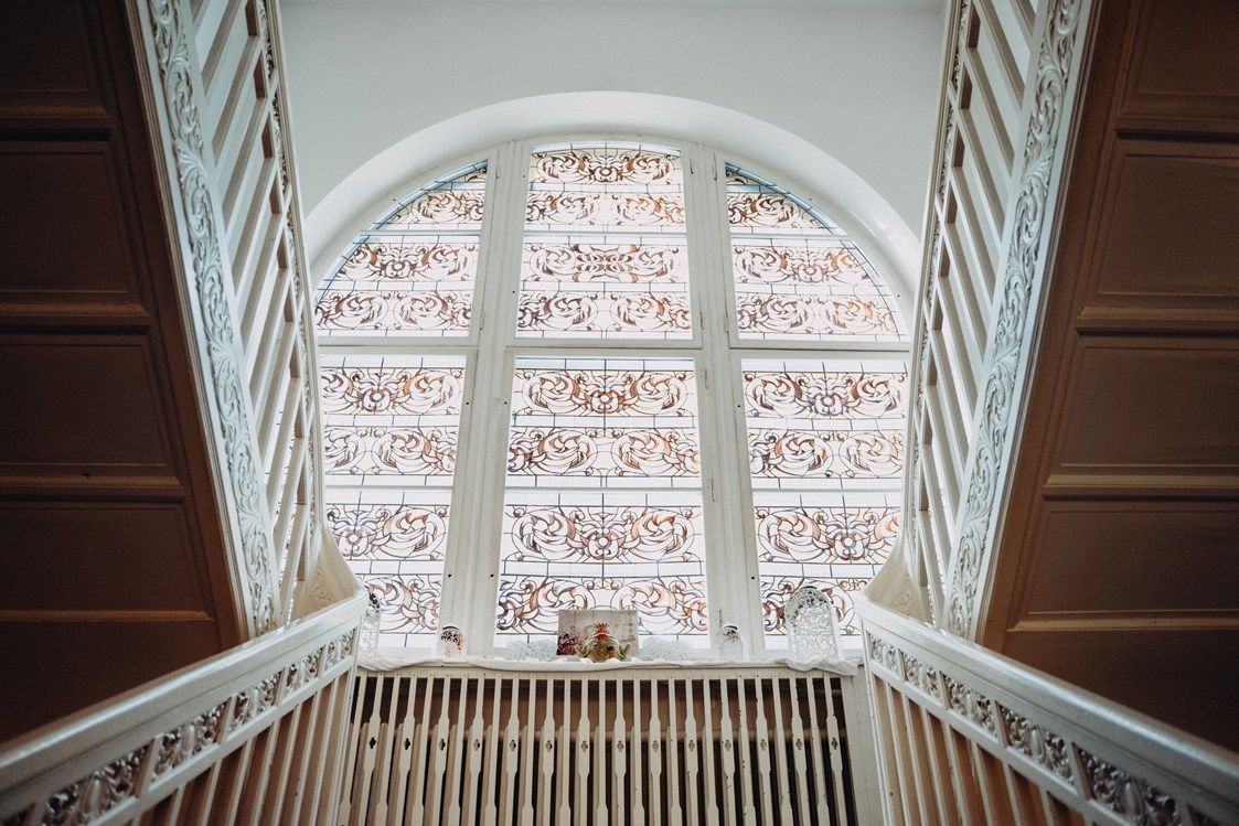 Hochzeitslocation: Der große, zentrale Treppenaufgang lädt zu tollen Hochzeitsfotos ein. - Schloss Wulkow