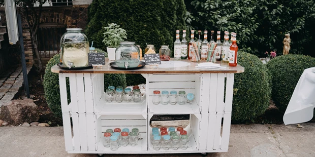 Destination-Wedding - Art der Location: Hotel / Chalet - Die Bar mit Selbstbedienung im Freien. - Schloss Wulkow