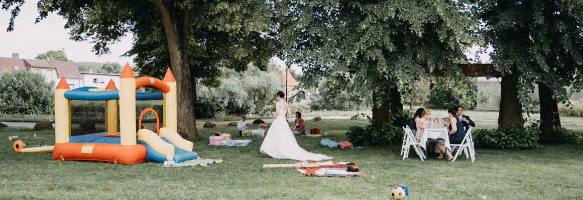 Hochzeitslocation: Der Garten bietet zahlreiche Spielmöglichkeiten für Hochzeitsgesellschaften mit Kindern. - Schloss Wulkow