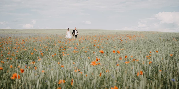Destination-Wedding - Art der Location: Hotel / Chalet - Unweit des Schloss Wulkow gibt es zahlreiche tolle Plätze für unvergessliche Brautpaarshootings wie diese Aufnahme von David Kohlruss. - Schloss Wulkow