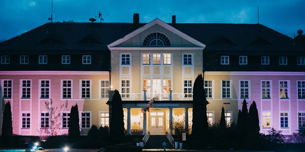 Destination-Wedding - Art der Location: Hotel / Chalet - Mit seiner beeindruckenden Lichtanlage ist das Schloss Wulkow auch bei Nacht ein Blickfang. - Schloss Wulkow