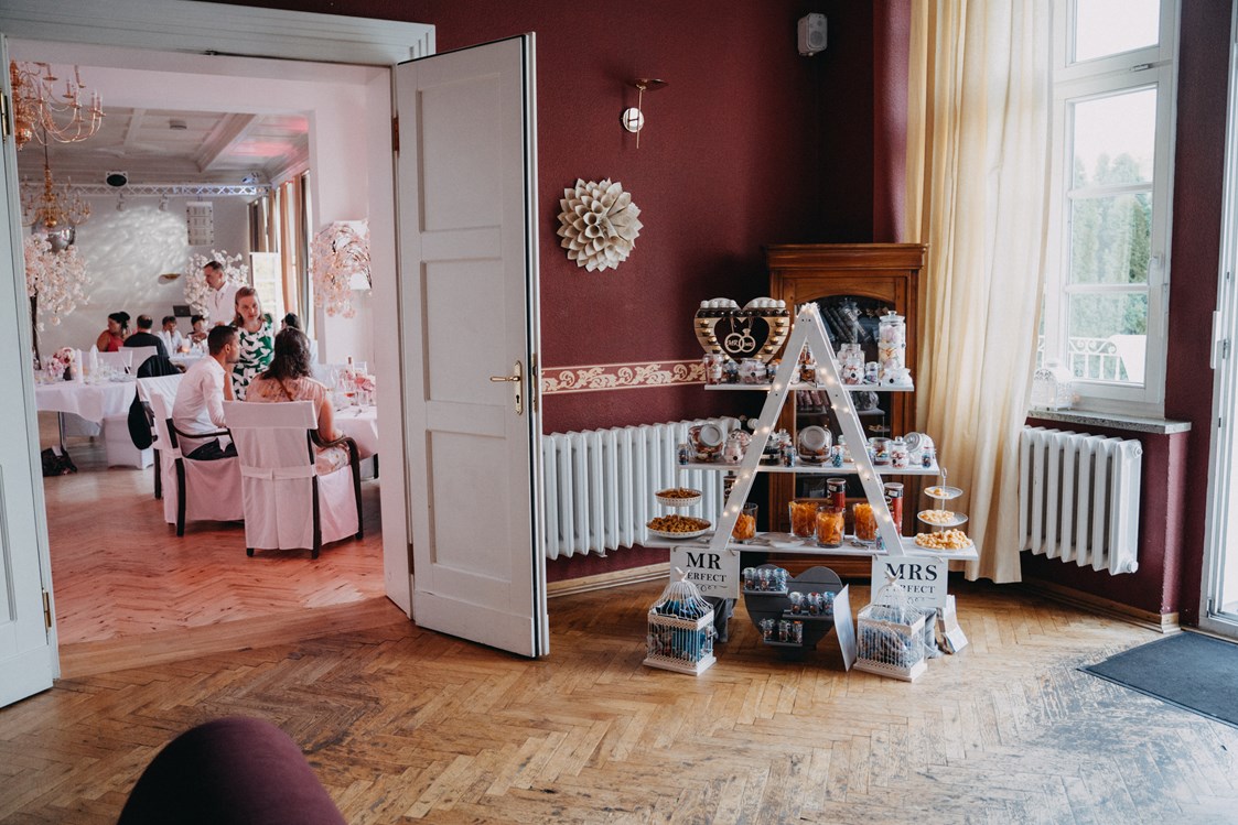 Hochzeitslocation: Der Vorraum mit Candybar und Blick in den Festsaal des Schloss Wulkow. - Schloss Wulkow