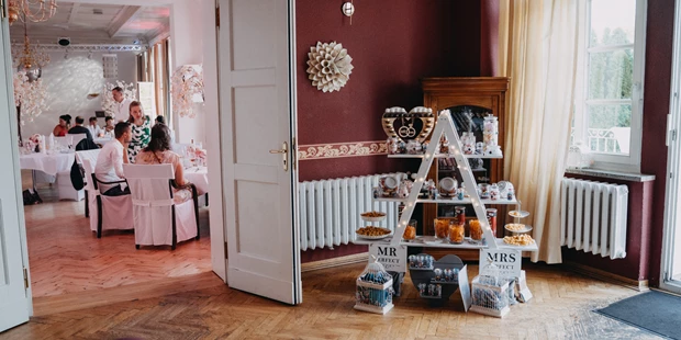 Destination-Wedding - Art der Location: Hotel / Chalet - Der Vorraum mit Candybar und Blick in den Festsaal des Schloss Wulkow. - Schloss Wulkow