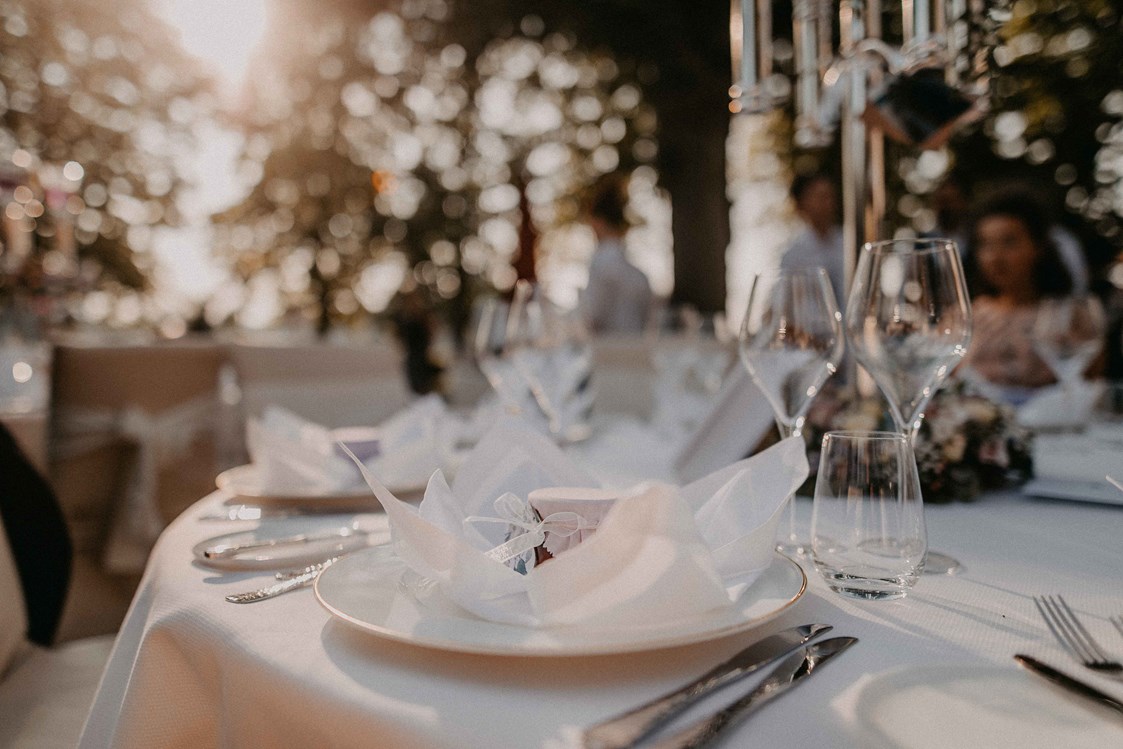 Sommerhochzeit Im Zelt Auf Einer Wiese An Der Wunderschonen Alten