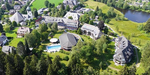 Destination-Wedding - Art der Location: Hotel / Chalet - Luftaufnahme Parkhotel Adler mit Kirche neben dem Grundstück - Parkhotel Adler, Hochschwarzwald Hotelbetriebs GmbH