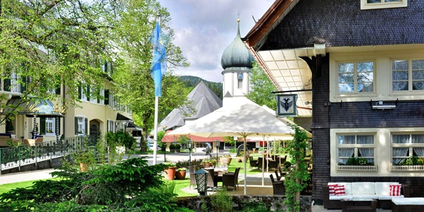 Destination-Wedding - Art der Location: Hotel / Chalet - Zwei von fünf Gebäuden auf dem Anwesen: Haupthaus aus dem 19. Jahrhundert und Schwarzwaldhaus von 1639 - Parkhotel Adler, Hochschwarzwald Hotelbetriebs GmbH