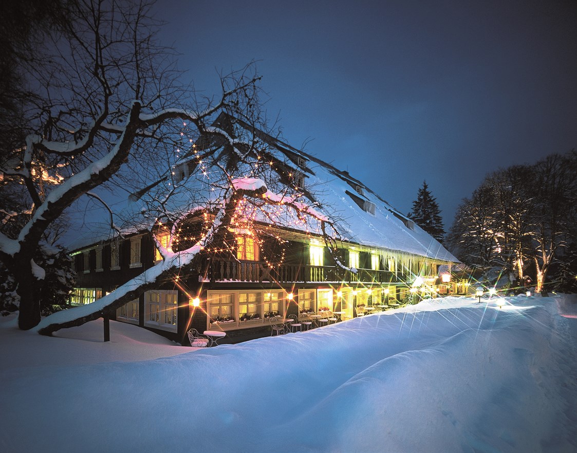 Hochzeitslocation: Das Schwarzwaldhaus des Parkhotel Adler im Winter: eine besonders stimmungsvolle Location - Parkhotel Adler, Hochschwarzwald Hotelbetriebs GmbH