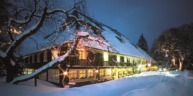 Destination-Wedding - Art der Location: Hotel / Chalet - Das Schwarzwaldhaus des Parkhotel Adler im Winter: eine besonders stimmungsvolle Location - Parkhotel Adler, Hochschwarzwald Hotelbetriebs GmbH