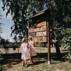 Hochzeitslocation: Der Garten des Spreewaldresort Seinerzeit bietet Erholung und Zeit zum Relaxen für jedes Alter. - Spreewaldresort Seinerzeit